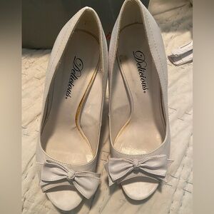 LAST CHANCE Delicious white heels 5 1/2